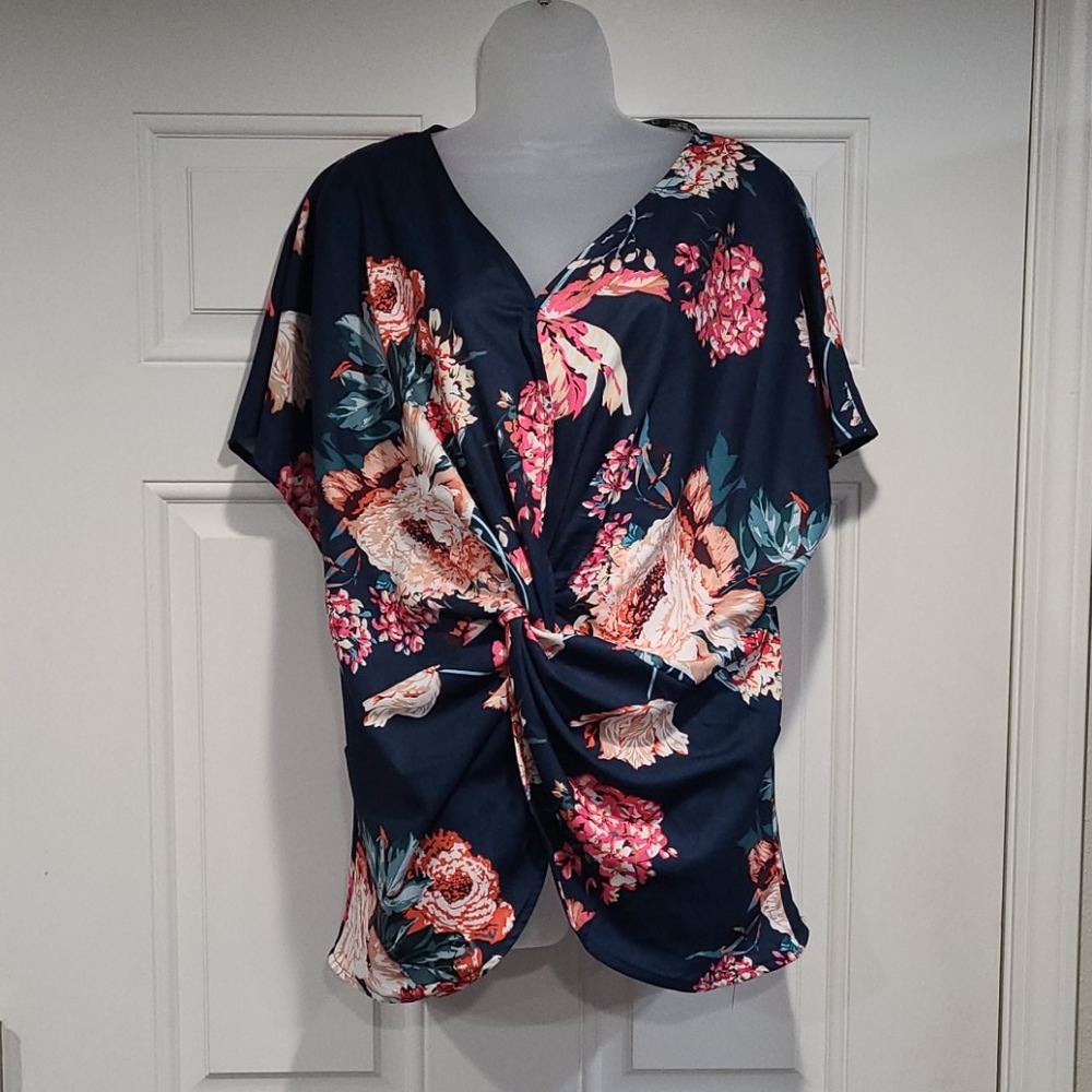 💙 TOP: Vneck Floral Short Sleeved Top